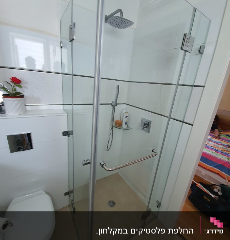 מקלחון זכוכית עם ראש מקלחת ומדף סבון